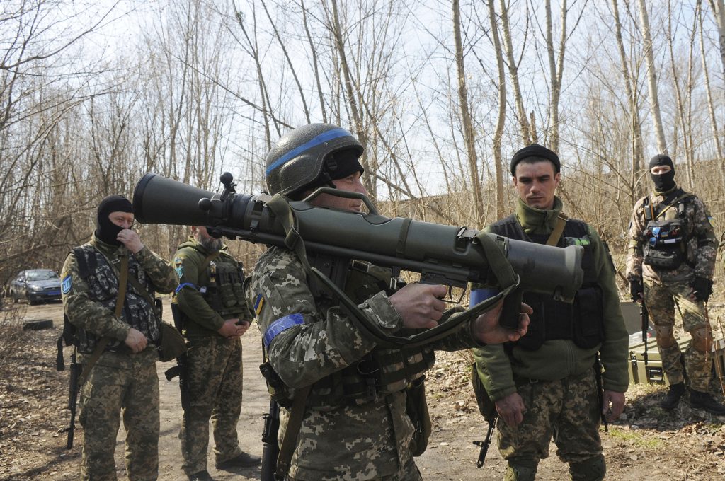 السويد تزود أوكرانيا بالأسلحة المضادة للدبابات ومعدات إزالة الألغام