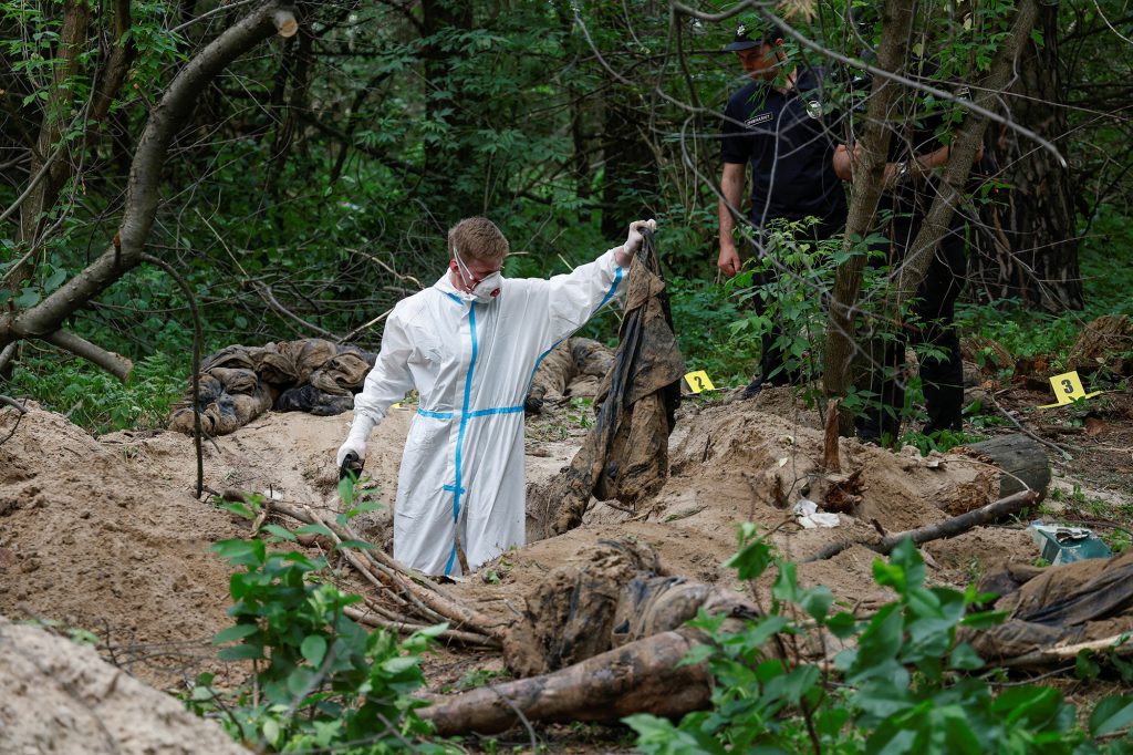 المدعي العام الأوكراني يباشر التحقيقات بعد العثور على مقبرة جماعية بالقرب من بوتشا