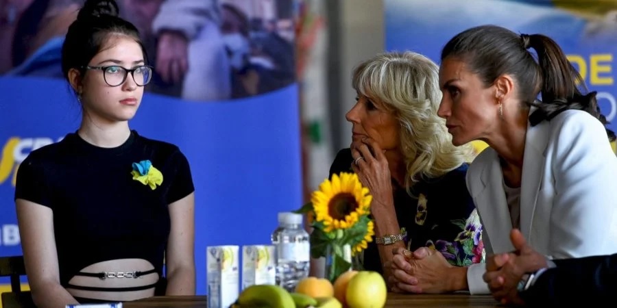 الملكة ليتيزيا وجيل بايدن يلتقيان باللاجئين الأوكرانيين
