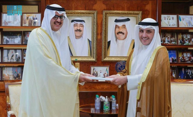 الملك سلمان يوجه رسالة خطية إلى أمير الكويت