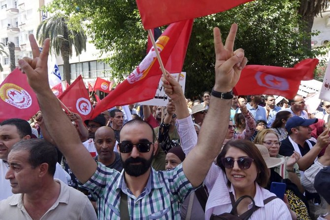 تونسيون يحتجون على الاستفتاء على الدستور