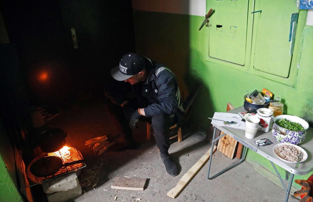 طعام على النار.. جثث تحت الأنقاض.. كيف يعيش سكان ماريوبول تحت الاحتلال الروسي