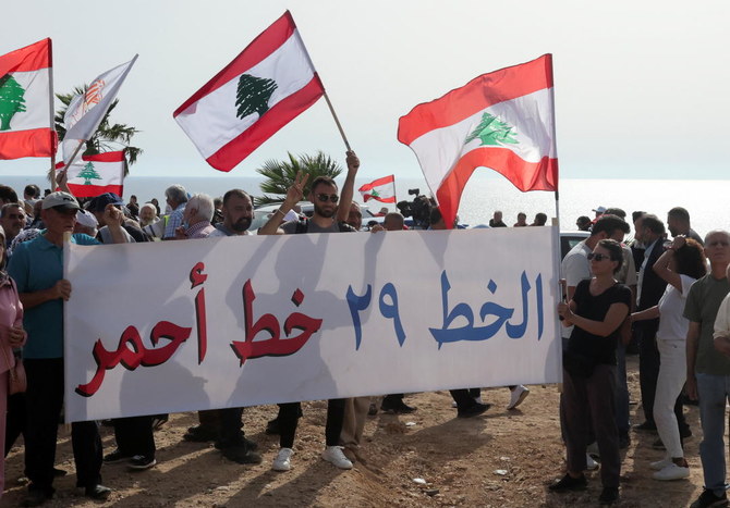 لبنانيون يحتجون على وجود سفينة إسرائيلية في حقل غاز متنازع عليه
