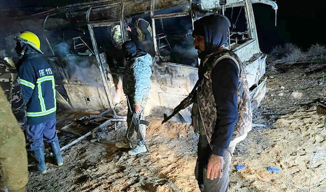 مقتل 3 اشخاص وإصابة 21 في هجوم شنه مسلحون على حافلة بشرق سوريا