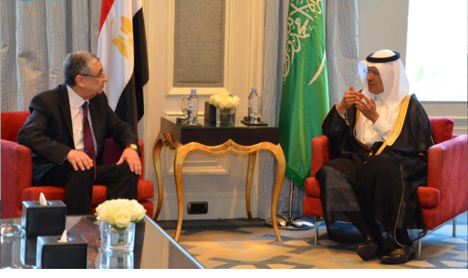 وزيرا الطاقة السعودي والمصري يراجعان التقدم المحرز في مشروع ربط كهربائي بقيمة 1.8 مليار دولار