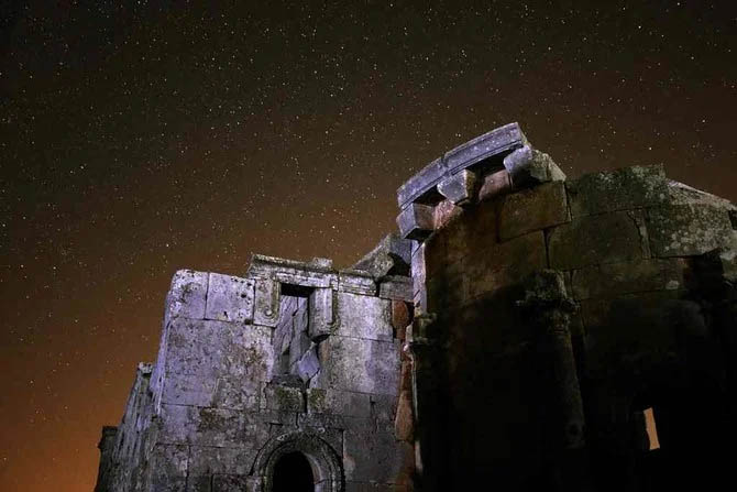 أطلالة إدلب القديمة في سوريا مكان مثالي لالتقاط صور مذهلة لمجرة درب التبانة