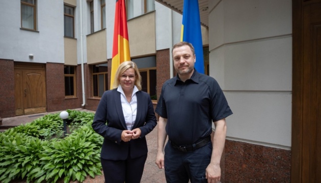 ألمانيا تقدم المساعدة لأوكرانيا في إزالة الألغام والتحقيق في جرائم الحرب