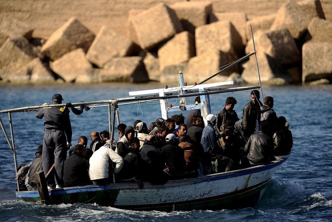 إيطاليا تنقل المهاجرين بعد اكتظاظ مركز لامبيدوزا