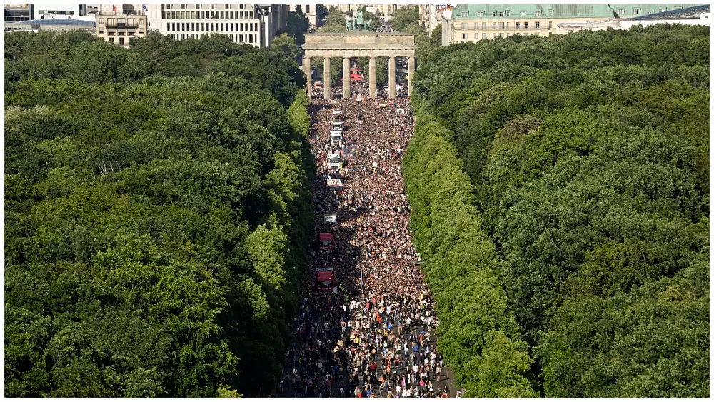 الآلاف يجوبون شوارع برلين في مسيرة لموسيقى التكنو