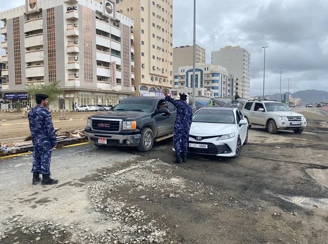 الآلاف يخلون منازلهم بسبب هطول أمطار غزيرة في الإمارات وسلطنة عمان