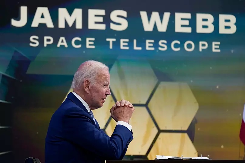الرئيس جو بايدن خلال إحاطة من مسؤولي ناسا حول الصور الأولى من تلسكوب الفضاء ويب