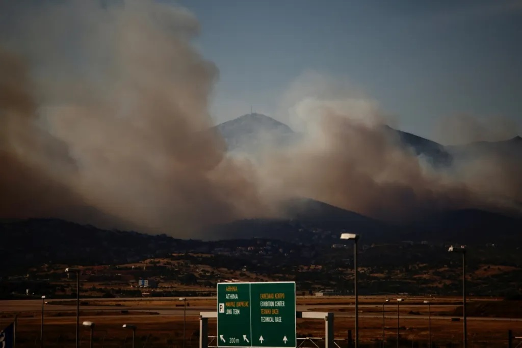 السلطات اليونانية تخلي الممتلكات الساحلية في ليسبوس مع انتشار حرائق الغابات.