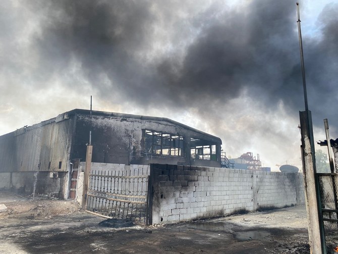 السيطرة على حريق مستودع في أبو ظبي