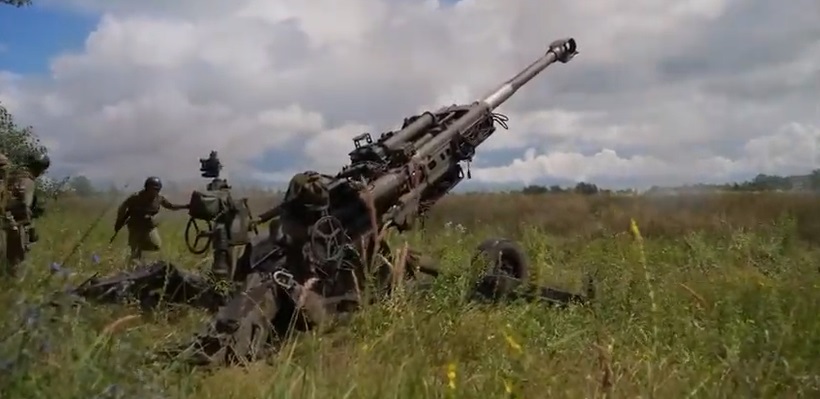 القوات الأوكرانية تستخدم مدافع الهاوتزر الأمريكية في ساحة المعركة 1