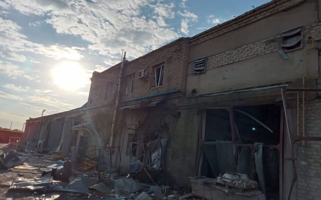 المحتل الروسي يطلق النار على مصنع إنتاج السيراميك الجرانيت في منطقة سلوفيانسك