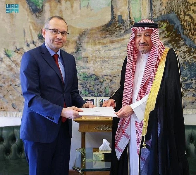 الملك سلمان يتلقى رسالة من الرئيس التونسي