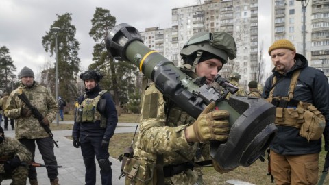 الولايات المتحدة تزود اوكرانيا باسلحة متطورة