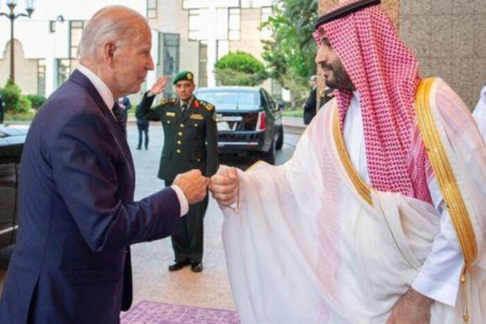 بايدن يصافح ولي العهد الأمير محمد بن سلمان بقبضة اليد خلال زيارته للسعودية