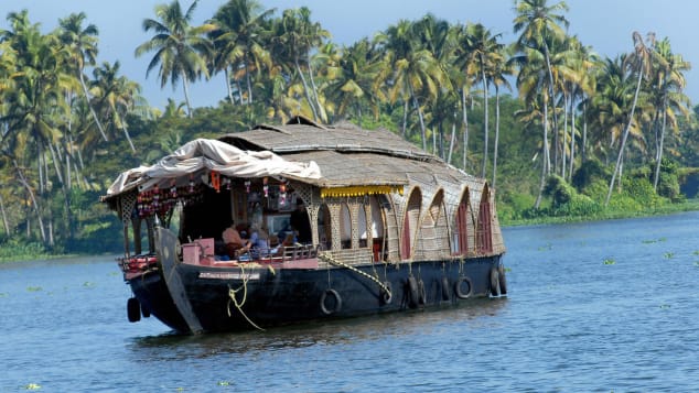 تحظى ركوب القوارب في المناطق النائية في ولاية كيرالا بالهند بشعبية.