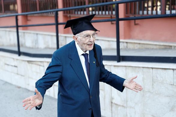 تخرج أكبر طالب في إيطاليا عن عمر يناهز 98 عامًا