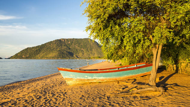 ترك قارب على الشاطئ في على شواطئ بحيرة ملاوي في دولة ملاوي في جنوب افريقيا
