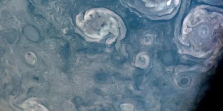 تلسكوب هابل الفضائي يلتقط صوراً للعواصف على كوكب المشتري