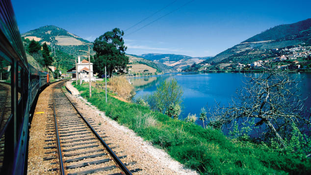 توفر رحلة بالقطار من بورتو على طول وادي نهر دورو مناظر خلابة في البرتغال
