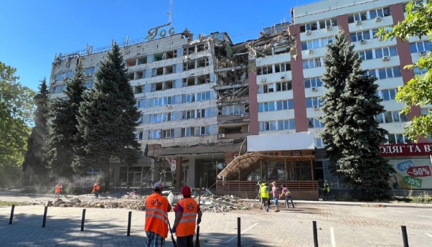 دمر قصف العدو فندقًا في وسط ميكولايف