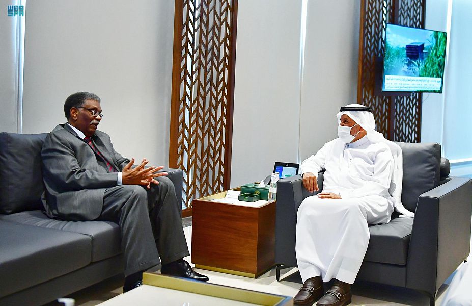رئيس مركز الملك سلمان للإغاثة يلتقي سفير السودان لدى السعودية