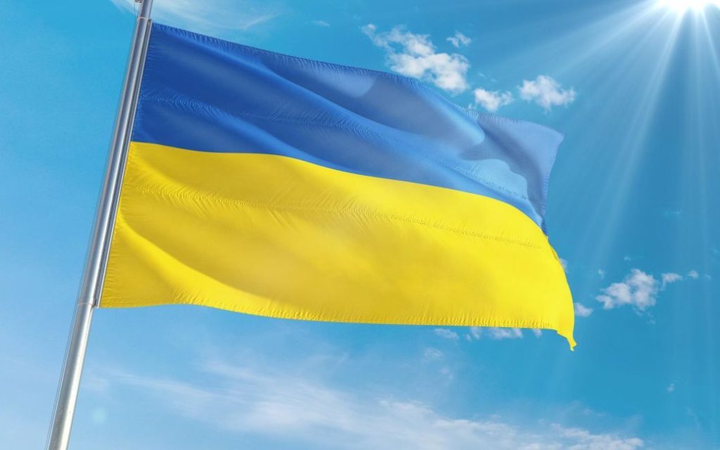 رفع علم أوكرانيا فوق زميني