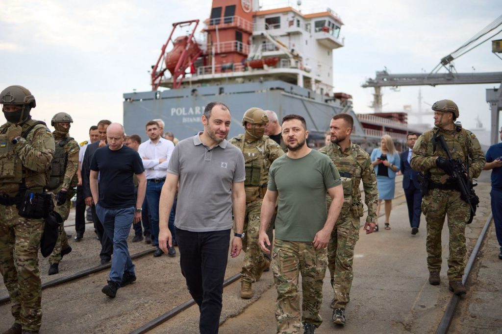 زيلينسكي يزور الميناء حيث تستعد أوكرانيا لتصدير الحبوب