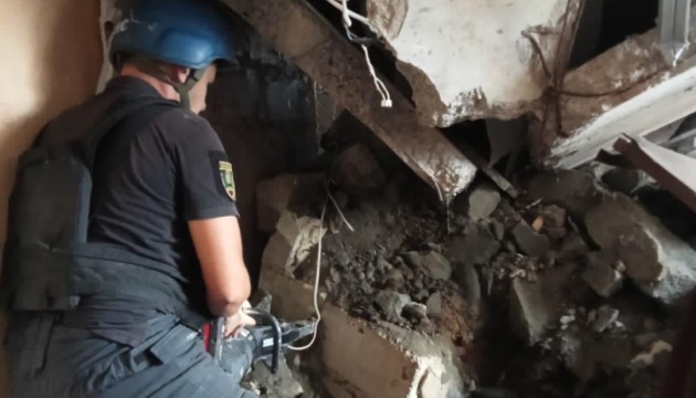 قصف سلوفيانسك تم انتشال جثتي رجلين من تحت أنقاض المبنى