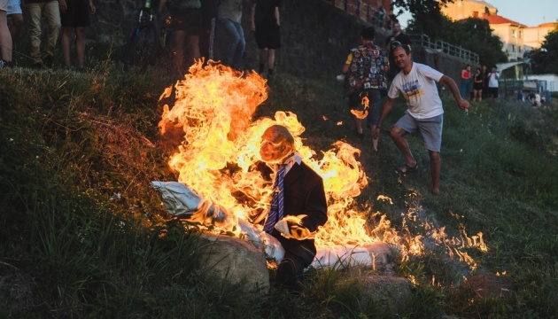 متطوعون يحرقون دمية لبوتين في أوزجورود