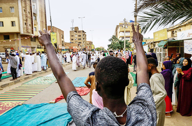 متظاهرون سودانيون يحيون عيد الأضحى في اعتصام مناهض للجيش