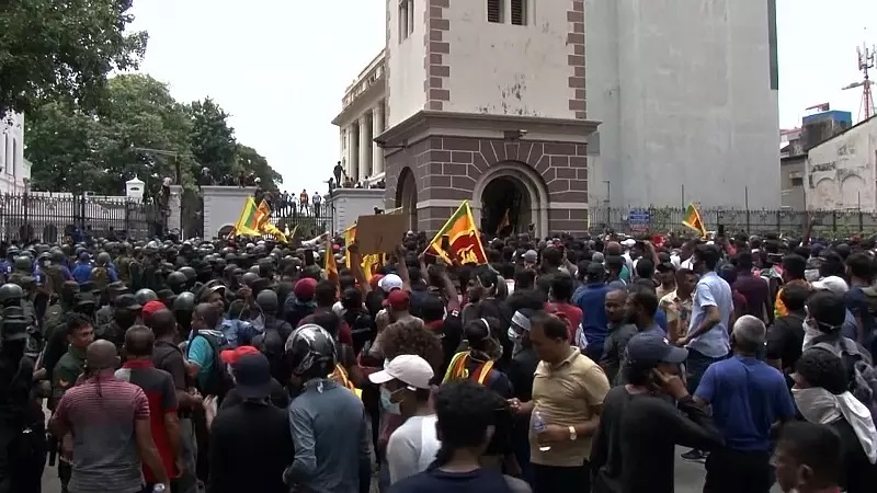 محتجون يقتحمون مقر إقامة رئيس سريلانكا