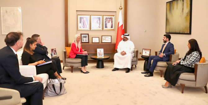 وزير المالية يؤكد أهمية الاستمرار في تطوير الشراكة البحرينية البريطانية