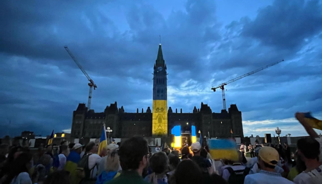 إضاءة البرلمان الكندي باللونين الأزرق والأصفر