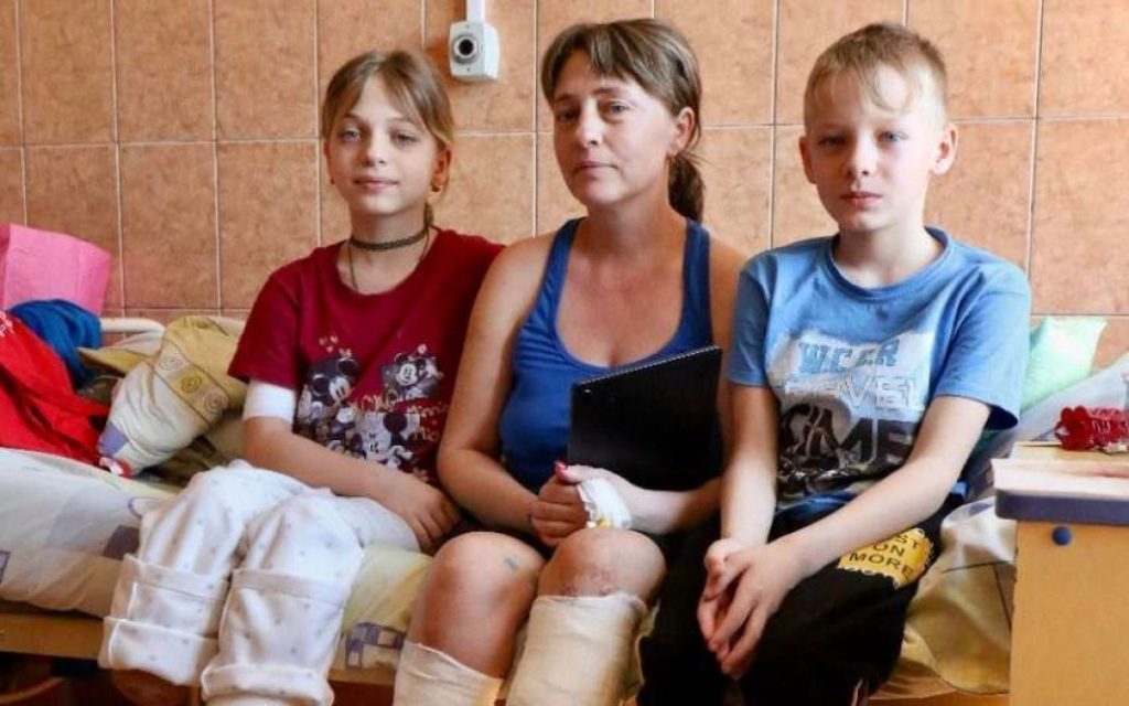 الام وابنتها من غير ساق والسبب هجوم روسي على كراماتورسك