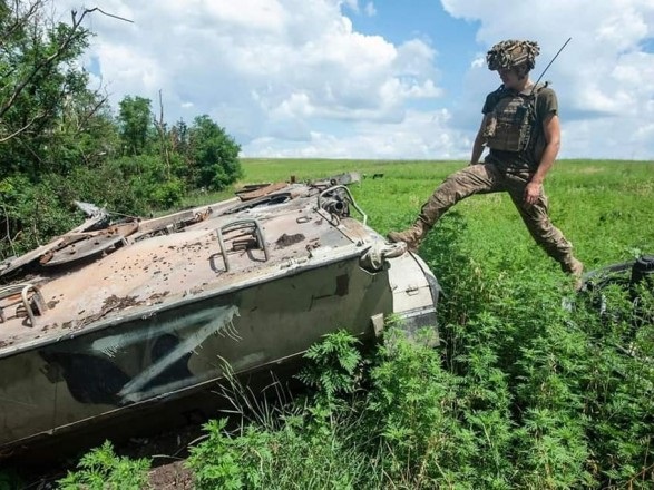 الجنود الأوكرانيون يصدون هجوماً للعدو الروسي في اتجاه مارينكا