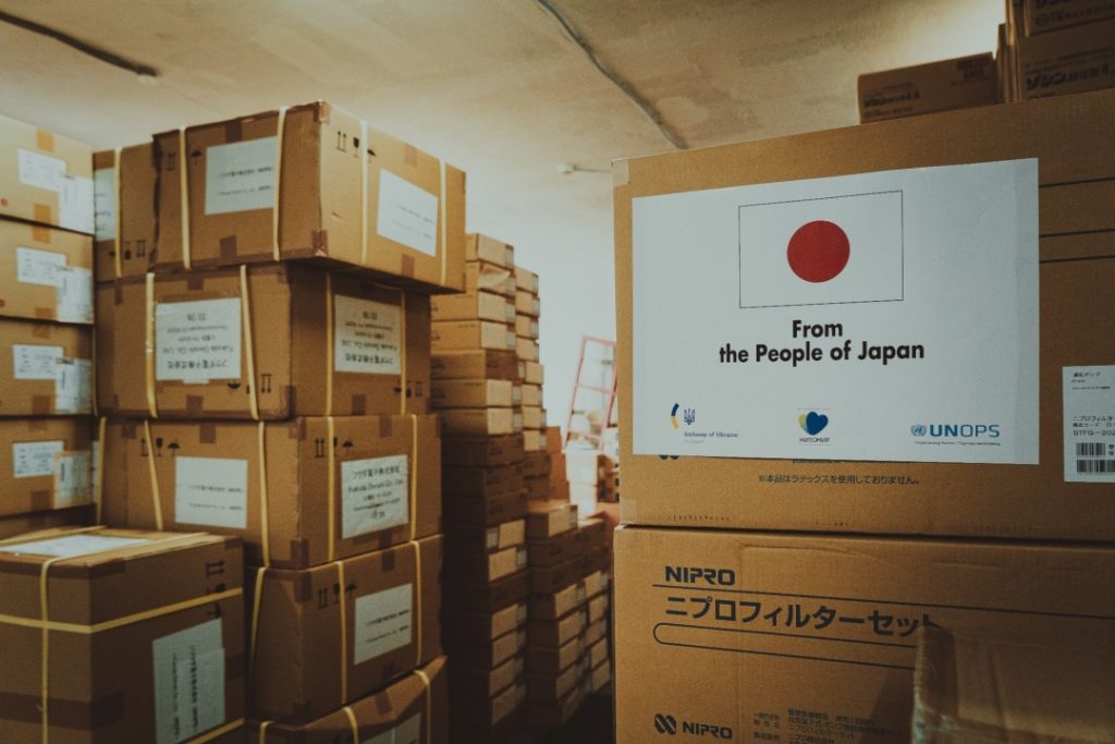الحكومة اليابانية تشترك مع الأمم المتحدة بتسليم أكثر من 100 طن من المساعدات الإنسانية إلى أوكرانيا.