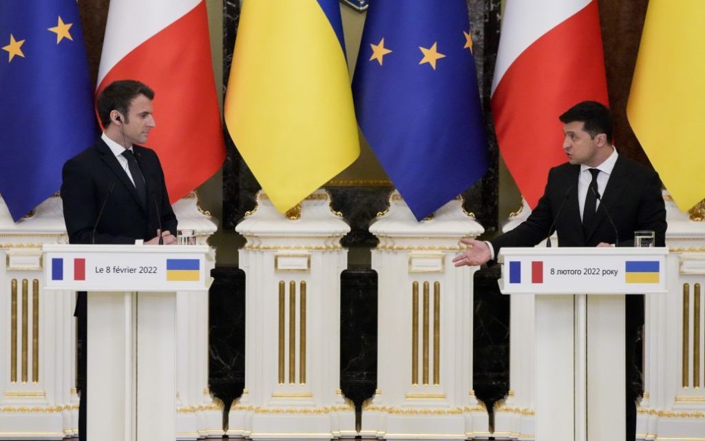 الرئيس الفرنسي إيمانويل ماكرون والرئيس الأوكراني فولوديمير زيلينسكي