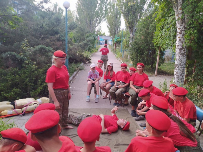 الروس بالقرب من ماريوبول يعلمون الأطفال إطلاق النار وكراهية أوكرانيا