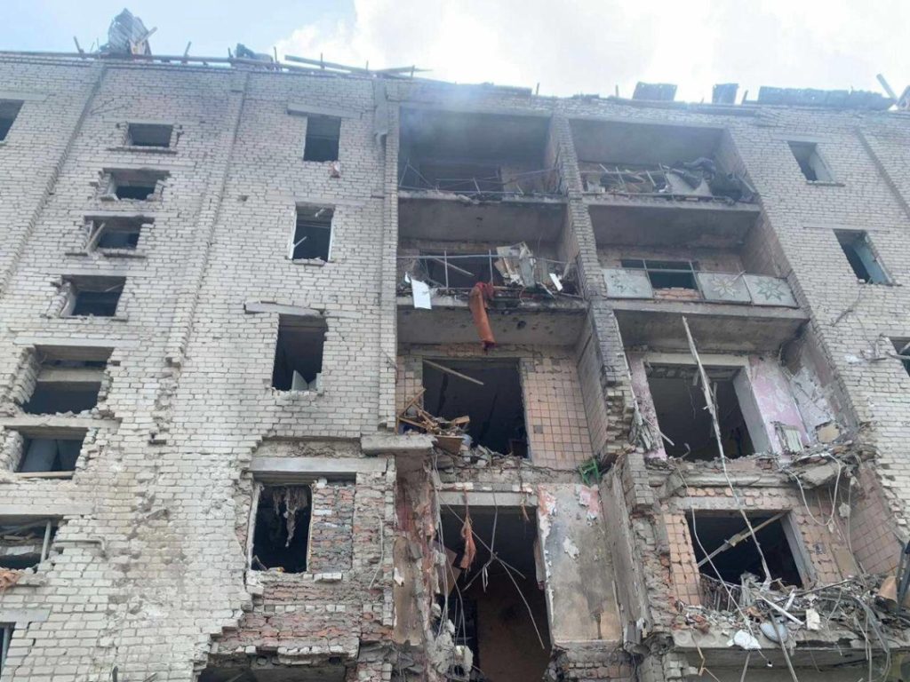 الروس يضربون مبنى سكني شاهق في ميكولايف