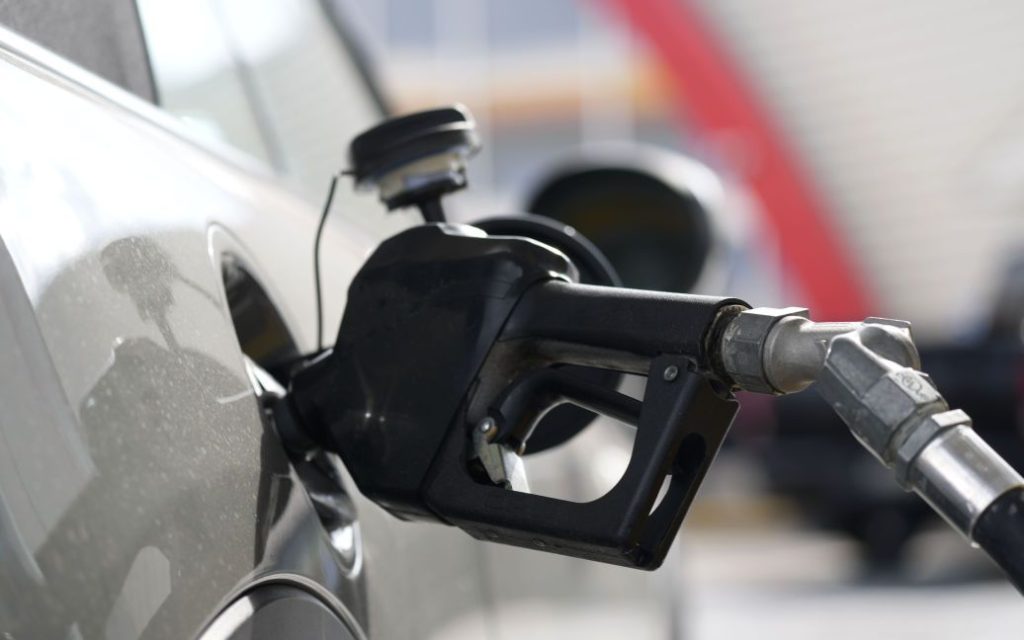 انخفاض سعر البنزين والديزل بنسبة 3 4 غريفنا للتر الواحد