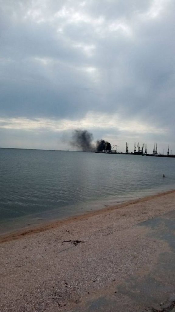 اندلاع الحريق في ميناء بيرديانسك