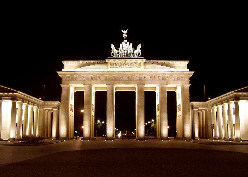 بوابة براندنبورغ من أبرز المعالم السياحية فى برلين