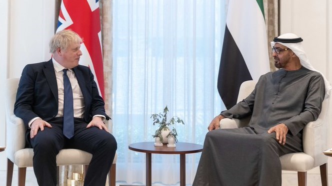رئيس دولة الإمارات العربية المتحدة ورئيس وزراء المملكة المتحدة جونسون يبحثان العلاقات الثنائية والقضايا العالمية
