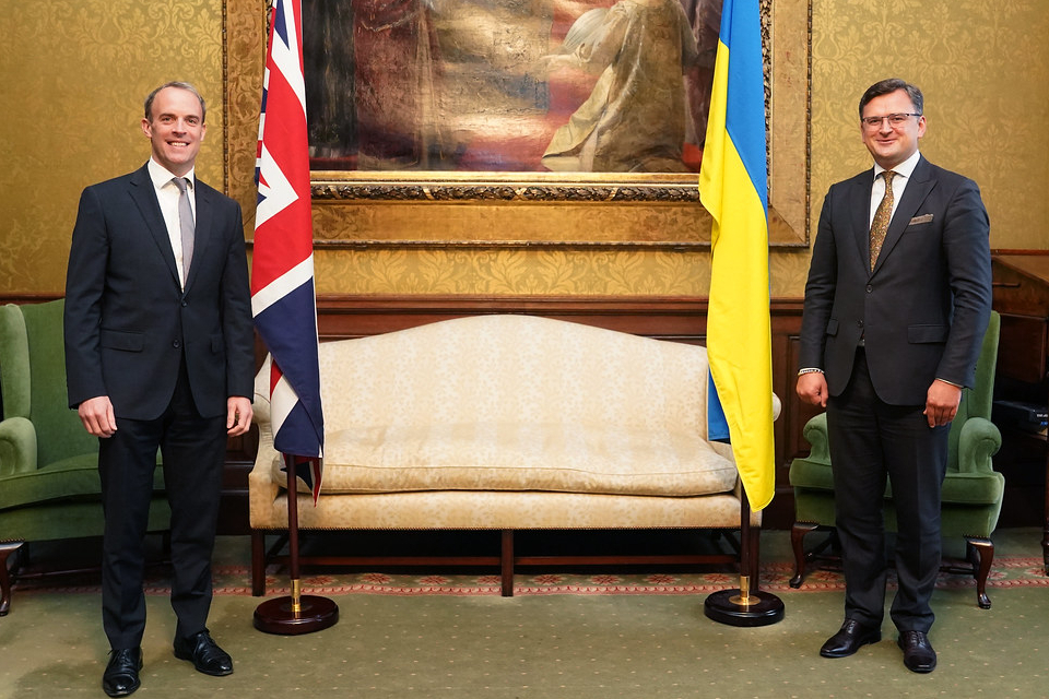 رئيس وزراء المملكة المتحدة يعلن عن حزمة مساعدات بقيمة 66 مليون دولار لأوكرانيا خلال زيارة مفاجئة إلى كييف