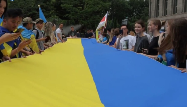رفع العلم الأوكراني بطول 20 مترًا في كوريا الجنوبية