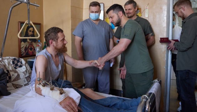 زيلينسكي يزور الجنود الجرحى في مستشفى في منطقة لفيف